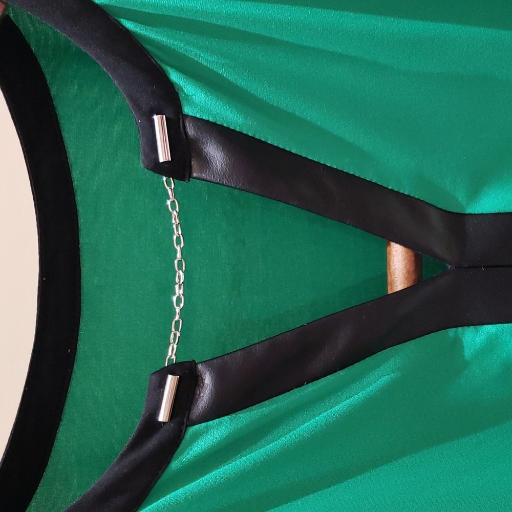 Nwot 1X Sleeveless top green with black vegan leather - Picture 3 of 13